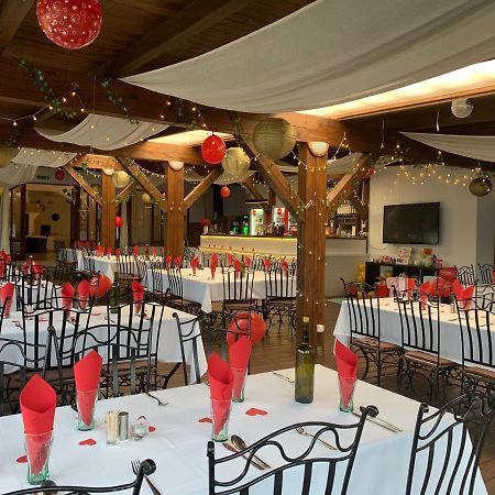 Tavi Panzio Es Etterem Bed & Breakfast Veresegyhaz Exterior photo