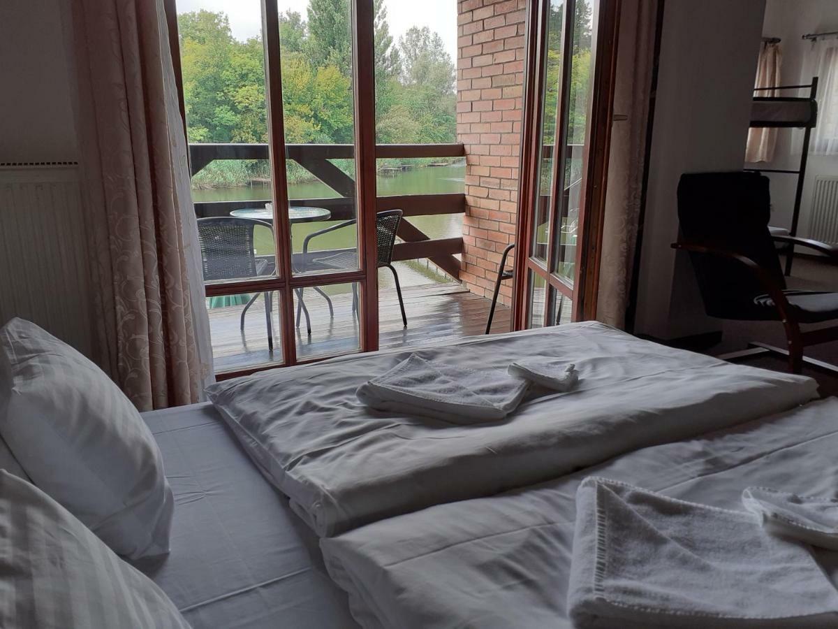 Tavi Panzio Es Etterem Bed & Breakfast Veresegyhaz Exterior photo