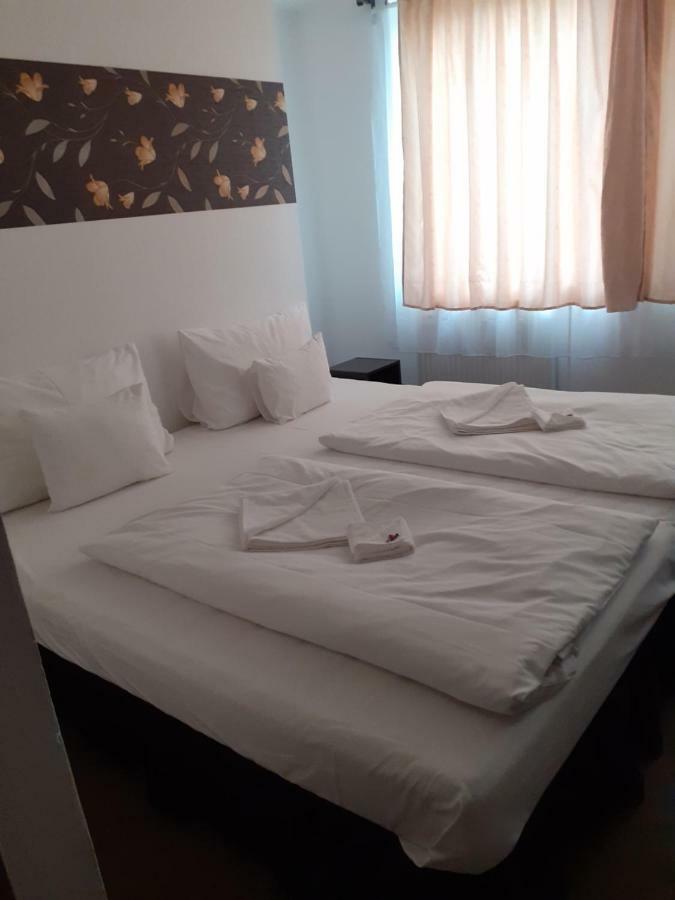 Tavi Panzio Es Etterem Bed & Breakfast Veresegyhaz Exterior photo