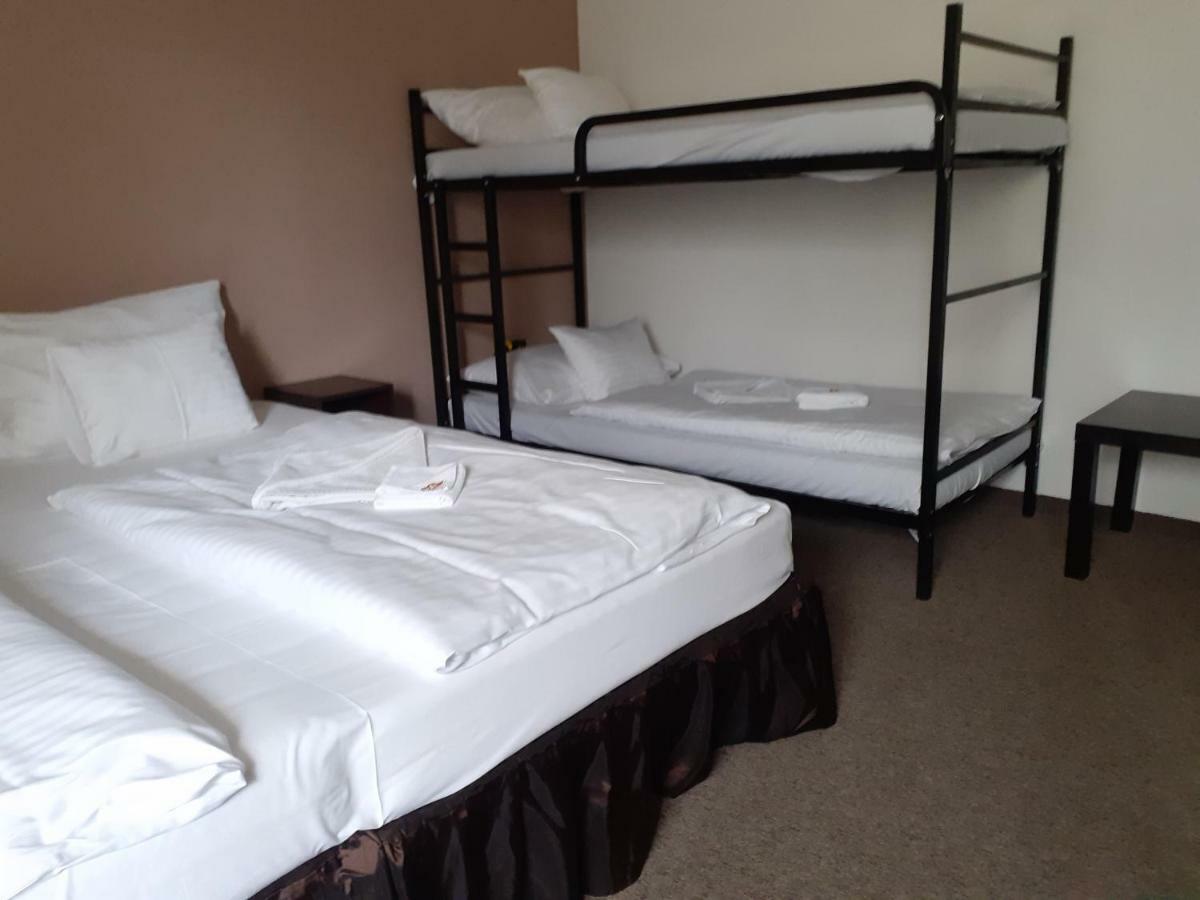 Tavi Panzio Es Etterem Bed & Breakfast Veresegyhaz Exterior photo